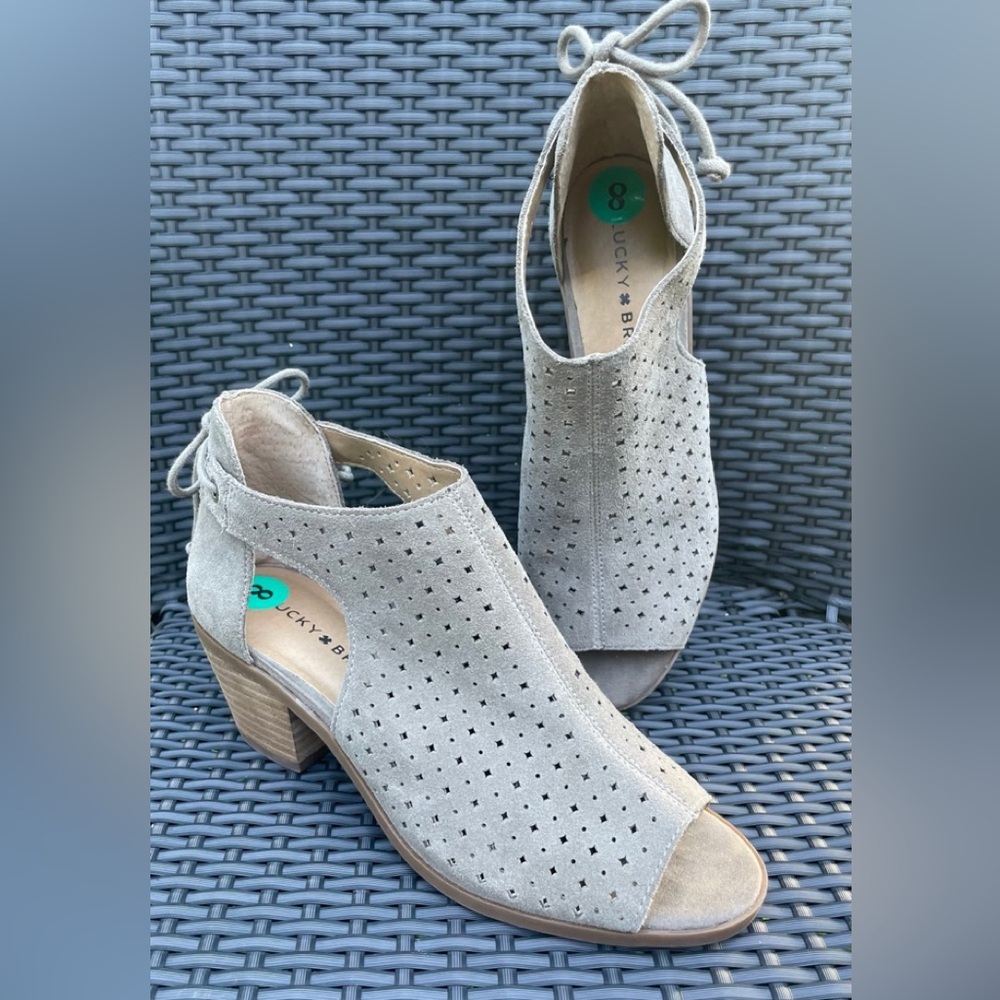 Lucky Brand Women's Light Gray size 8 suede Heeled Sandals